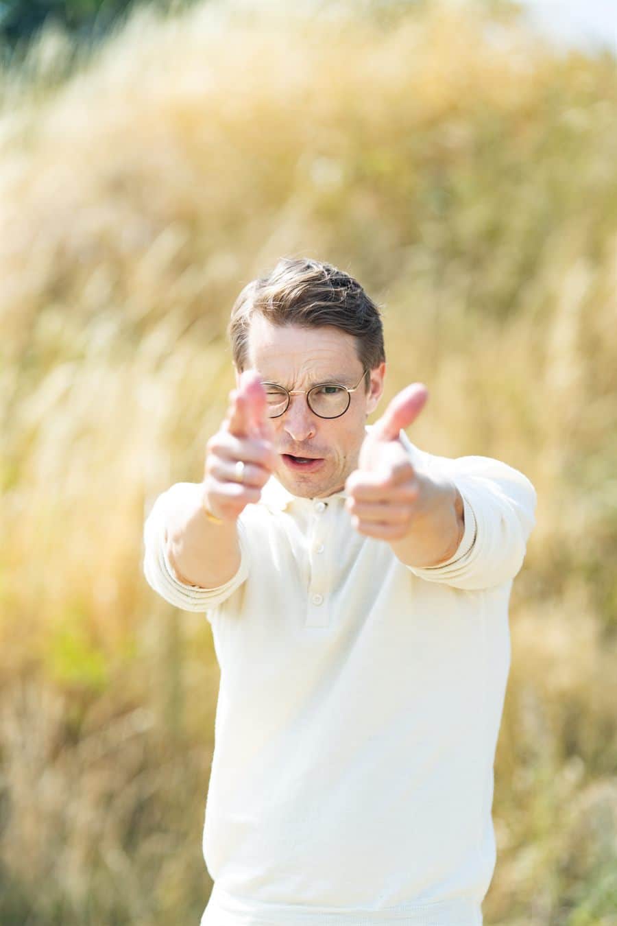 Simon Linde peger på dig